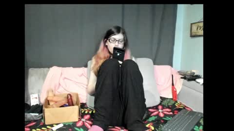 Snapshot of roxihazeleyes chatting on 01.28.25 roxihazeleyes online show from 01.28.25