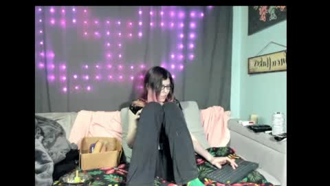 Snapshot of roxihazeleyes chatting on 02.05.25 roxihazeleyes online show from 02.05.25
