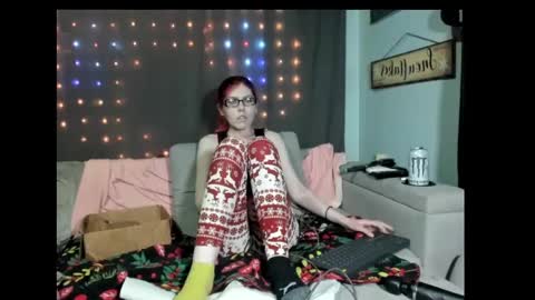 Snapshot of roxihazeleyes chatting on 02.11.25 roxihazeleyes online show from 02.11.25
