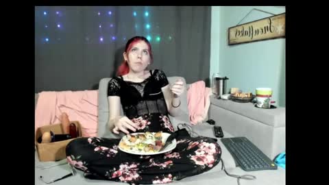 Snapshot of roxihazeleyes chatting on 02.12.25 roxihazeleyes online show from 02.12.25