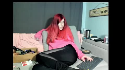Snapshot of roxihazeleyes chatting on 02.13.25 roxihazeleyes online show from 02.13.25