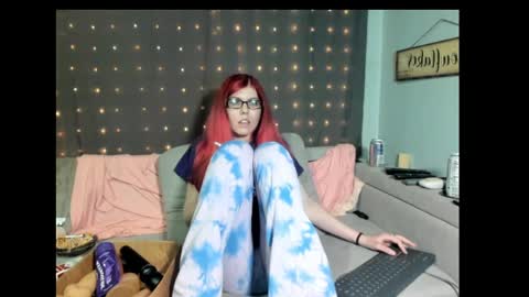 Snapshot of roxihazeleyes chatting on 02.17.25 roxihazeleyes online show from 02.17.25
