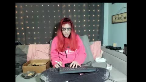 Snapshot of roxihazeleyes chatting on 02.18.25 roxihazeleyes online show from 02.18.25