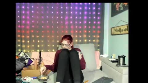 Snapshot of roxihazeleyes chatting on 02.25.25 roxihazeleyes online show from 02.25.25