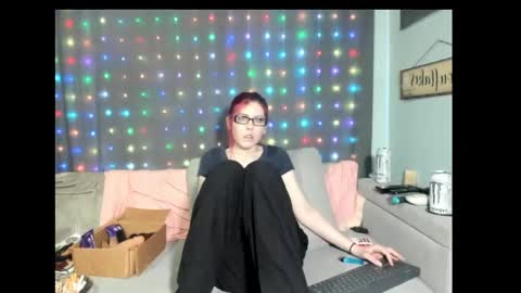 Snapshot of roxihazeleyes chatting on 02.27.25 roxihazeleyes online show from 02.27.25