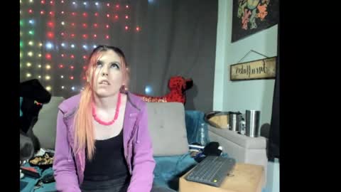 Snapshot of roxihazeleyes chatting on 09.11.25 roxihazeleyes online show from 09.11.25