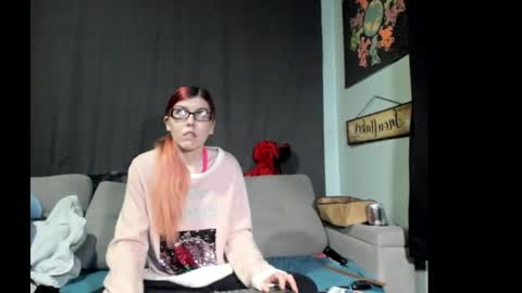 Snapshot of roxihazeleyes chatting on 09.18.25 roxihazeleyes online show from 09.18.25