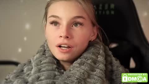 Snapshot of roxxxie_reid chatting on 10.30.25 Roxieex ABBY online show from 10.30.25