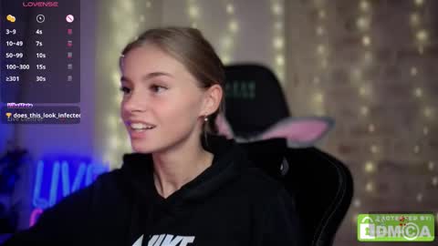 Snapshot of roxxxie_reid chatting on 11.06.25 Roxieex ABBY online show from 11.06.25