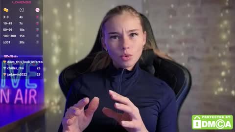 Snapshot of roxxxie_reid chatting on 11.10.25 Roxieex ABBY online show from 11.10.25