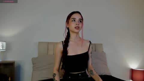 Snapshot of roxxy_mora chatting on 02.12.25 Roxxy online show from 02.12.25