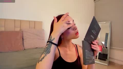 Snapshot of roxxy_mora chatting on 03.11.25 Roxxy online show from 03.11.25