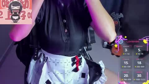 Snapshot of roxy_clark chatting on 10.31.25 Annah online show from 10.31.25