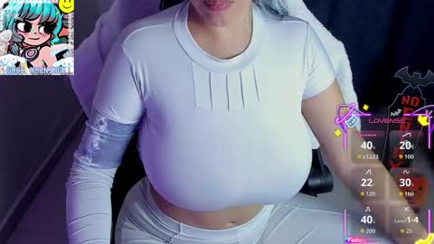 Snapshot of roxy_clark chatting on 11.01.25 Annah online show from 11.01.25