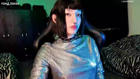 Snapshot of roxy_toxic chatting on 11.11.25 Roxy Independient model Help me to reach 50 thumbs up online show from 11.11.25