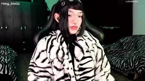 Snapshot of roxy_toxic chatting on 11.13.25 Roxy Independient model Help me to reach 50 thumbs up online show from 11.13.25