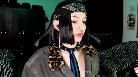 Snapshot of roxy_toxic chatting on 12.19.25 Roxy Independient model Help me to reach 50 thumbs up online show from 12.19.25