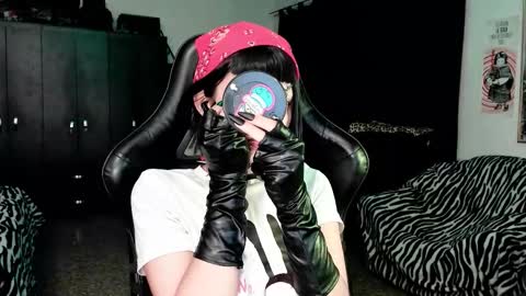 Snapshot of roxy_toxic chatting on 01.16.26 Roxy Independient model Help me to reach 50 thumbs up online show from 01.16.26