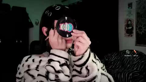 Snapshot of roxy_toxic chatting on 02.12.26 Roxy Independient model Help me to reach 50 thumbs up online show from 02.12.26