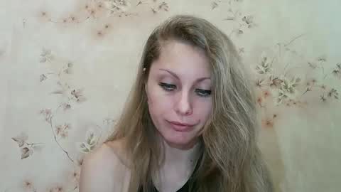 Snapshot of roxyfox18x01 chatting on 04.13.26 roxyfox18x01 online show from 04.13.26