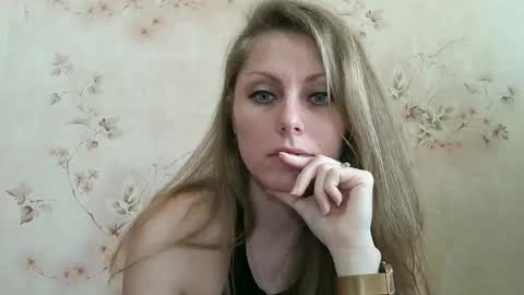 Snapshot of roxyfox18x01 chatting on 04.14.26 roxyfox18x01 online show from 04.14.26