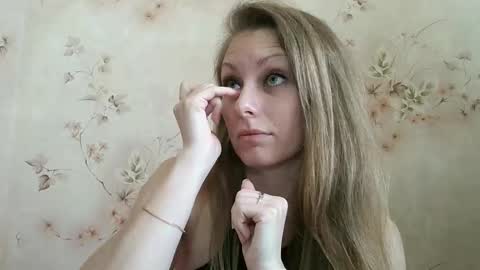 Snapshot of roxyfox18x01 chatting on 04.15.26 roxyfox18x01 online show from 04.15.26