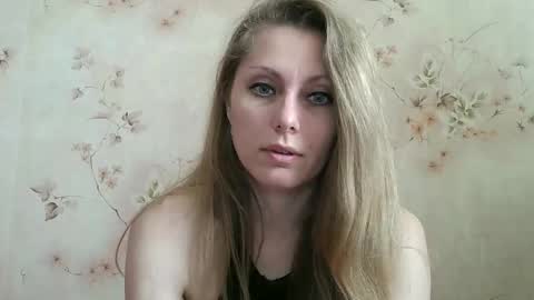 Snapshot of roxyfox18x01 chatting on 04.16.26 roxyfox18x01 online show from 04.16.26