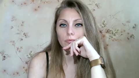 Snapshot of roxyfox18x01 chatting on 05.06.26 roxyfox18x01 online show from 05.06.26