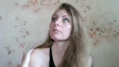 Snapshot of roxyfox18x01 chatting on 05.15.26 roxyfox18x01 online show from 05.15.26