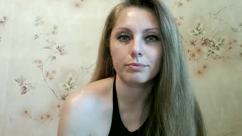 Snapshot of roxyfox18x01 chatting on 05.22.26 roxyfox18x01 online show from 05.22.26