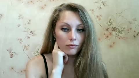 Snapshot of roxyfox18x01 chatting on 05.26.26 roxyfox18x01 online show from 05.26.26