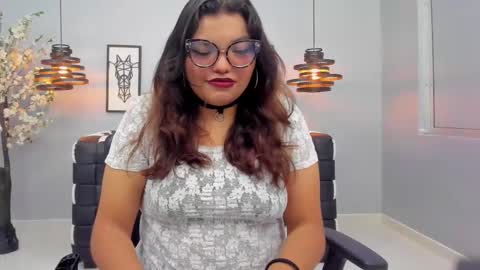 Snapshot of roxyvixen_ chatting on 11.02.25 Roxy Vixen  online show from 11.02.25