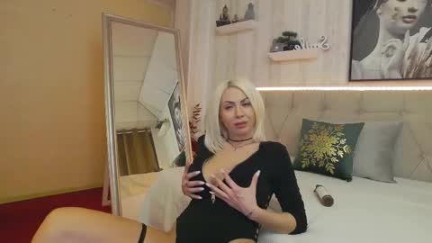 Snapshot of rubydivine_ chatting on 11.22.25 Ruby Divine online show from 11.22.25