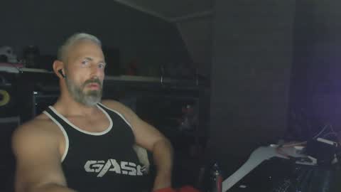 Chico que rico Caliente online show from 01.06.25