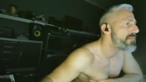 Chico que rico Caliente online show from 01.23.25
