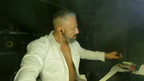 Chico que rico Caliente online show from 02.24.25