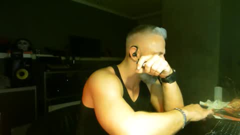 Chico que rico Caliente online show from 10.15.25