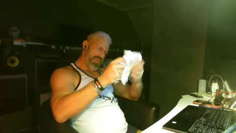 Chico que rico Caliente online show from 02.19.26