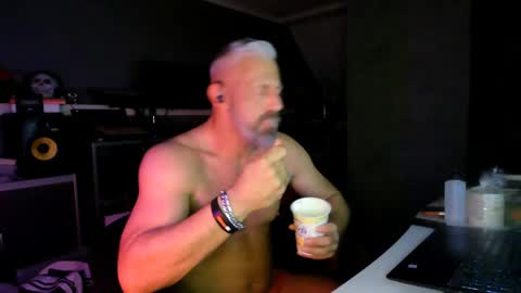 Chico que rico Caliente online show from 04.10.26