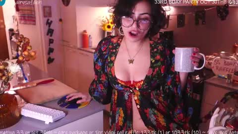 Snapshot of safaeri chatting on 10.28.25 Safa online show from 10.28.25