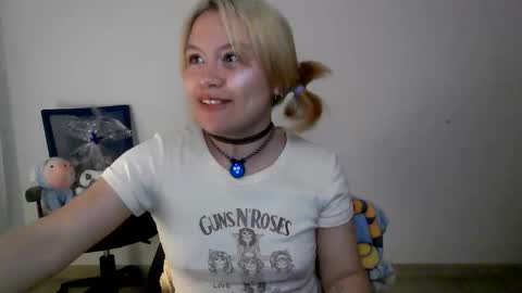 Snapshot of sakura_goldie chatting on 11.13.25 Saku online show from 11.13.25