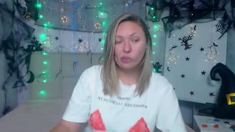 Snapshot of sallyverda chatting on 10.16.25 Sally online show from 10.16.25