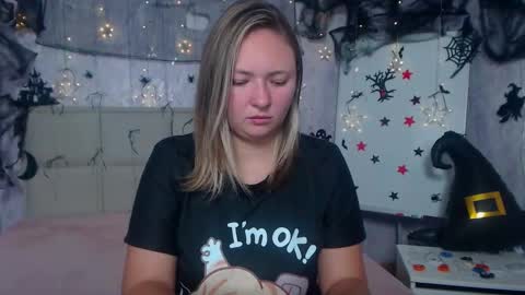 Snapshot of sallyverda chatting on 10.17.25 Sally online show from 10.17.25