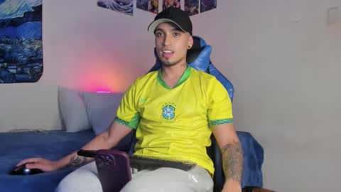 Snapshot of salvatore_dereck chatting on 12.23.25 online show from 12.23.25