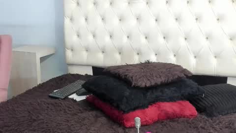 Snapshot of saly_moon chatting on 10.01.25 saly moon online show from 10.01.25