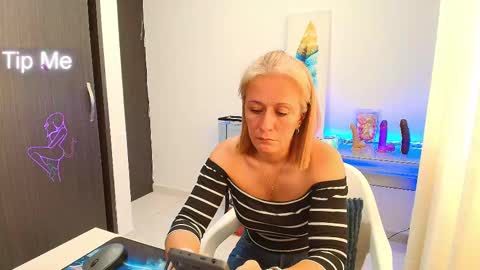 Snapshot of samanta_stone69 chatting on 09.22.25 Samanta Stone online show from 09.22.25