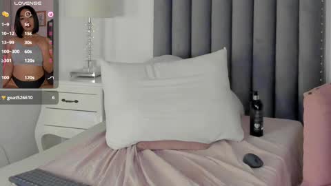 Snapshot of samanta_william chatting on 02.13.25 samanta online show from 02.13.25