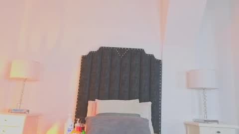 Snapshot of samanta_william chatting on 09.25.25 samanta online show from 09.25.25