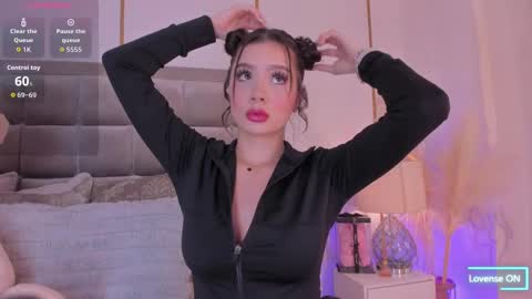 Snapshot of samanthaclay chatting on 10.07.25 online show from 10.07.25