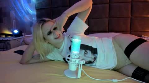 Snapshot of samanthamiasnik1 chatting on 10.25.25 Samantha online show from 10.25.25